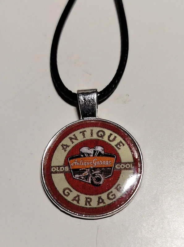 Přívěsek s koženou šňůrkou Antique Garage Olds Cool