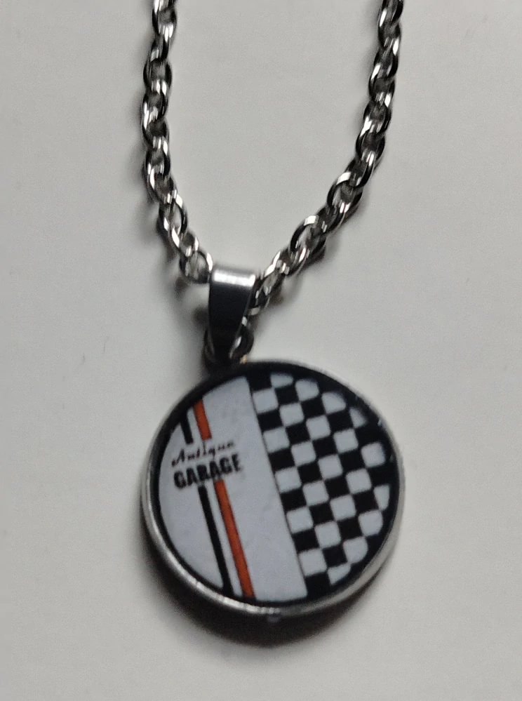 Řetízek s přívěskem Antique Garage Race