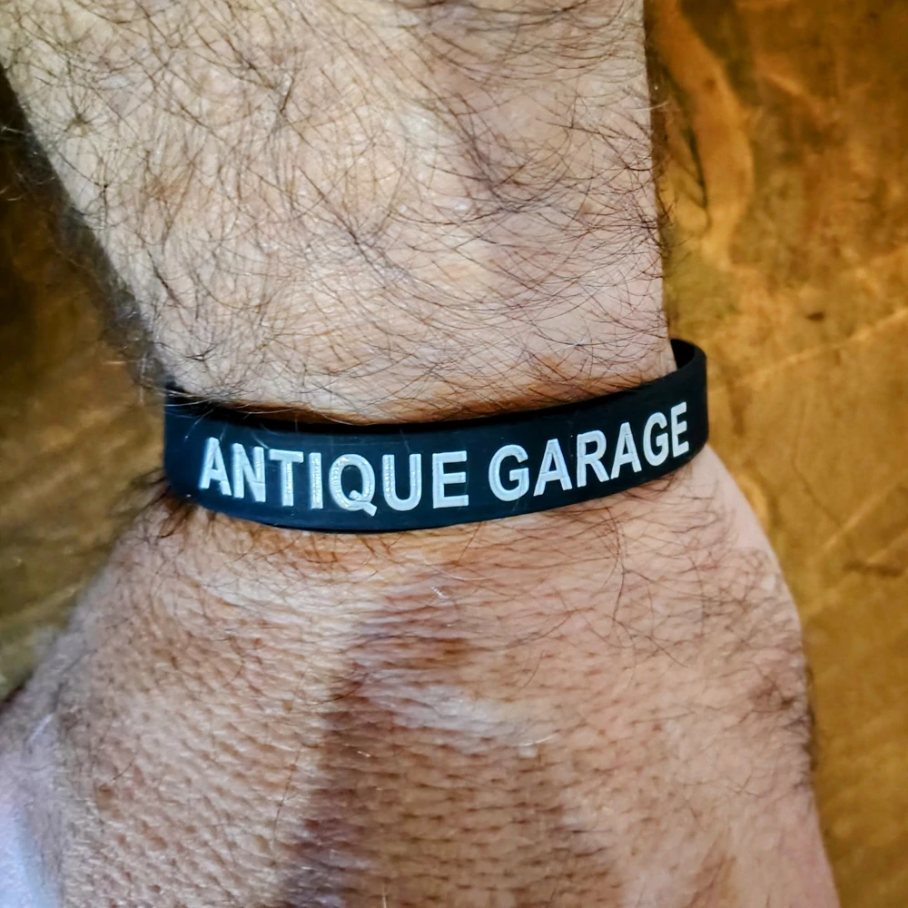 Silikonový náramek Antique Garage