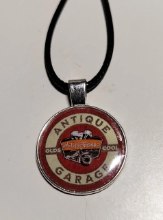 Přívěsek s koženou šňůrkou Antique Garage Olds Cool