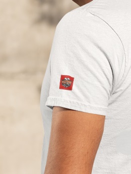 label na levém rukávu